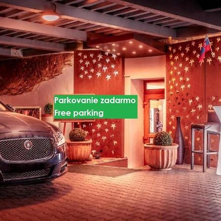 Hotel Capital With Private Wellness ニトラ エクステリア 写真