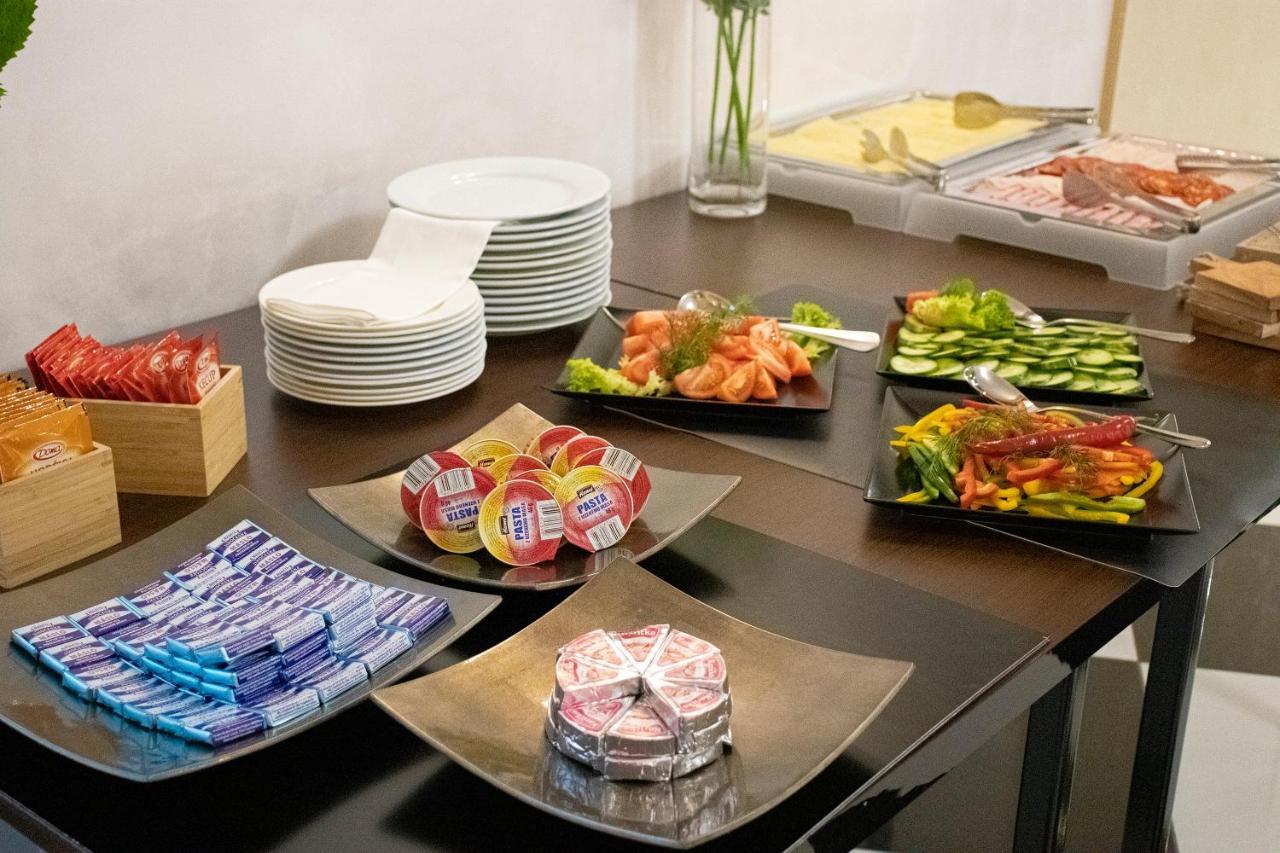 Hotel Capital With Private Wellness ニトラ エクステリア 写真