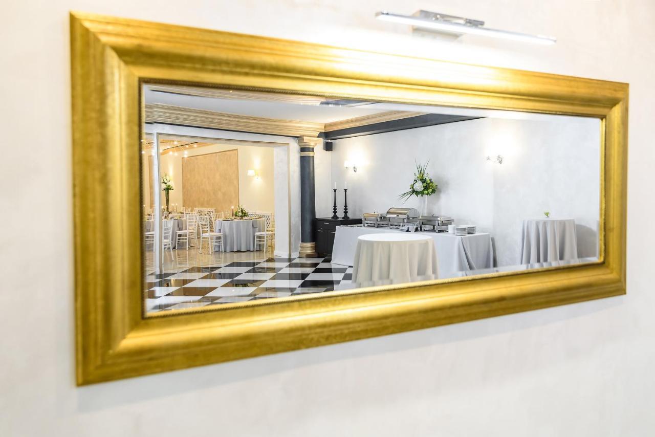 Hotel Capital With Private Wellness ニトラ エクステリア 写真