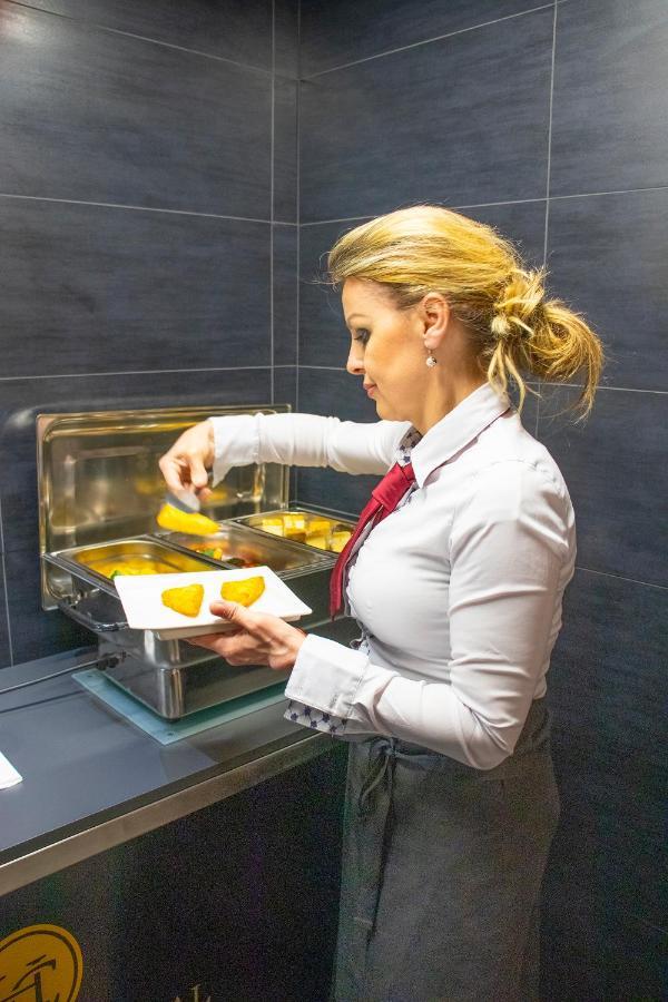 Hotel Capital With Private Wellness ニトラ エクステリア 写真