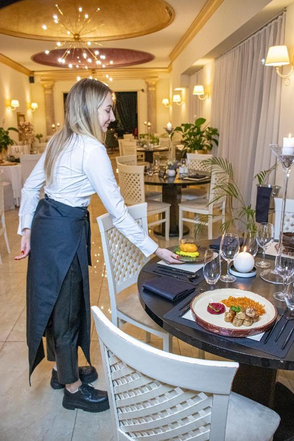 Hotel Capital With Private Wellness ニトラ エクステリア 写真
