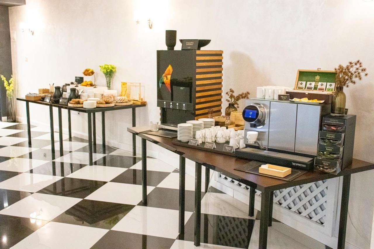 Hotel Capital With Private Wellness ニトラ エクステリア 写真