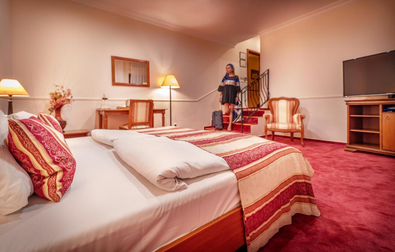 Hotel Capital With Private Wellness ニトラ エクステリア 写真
