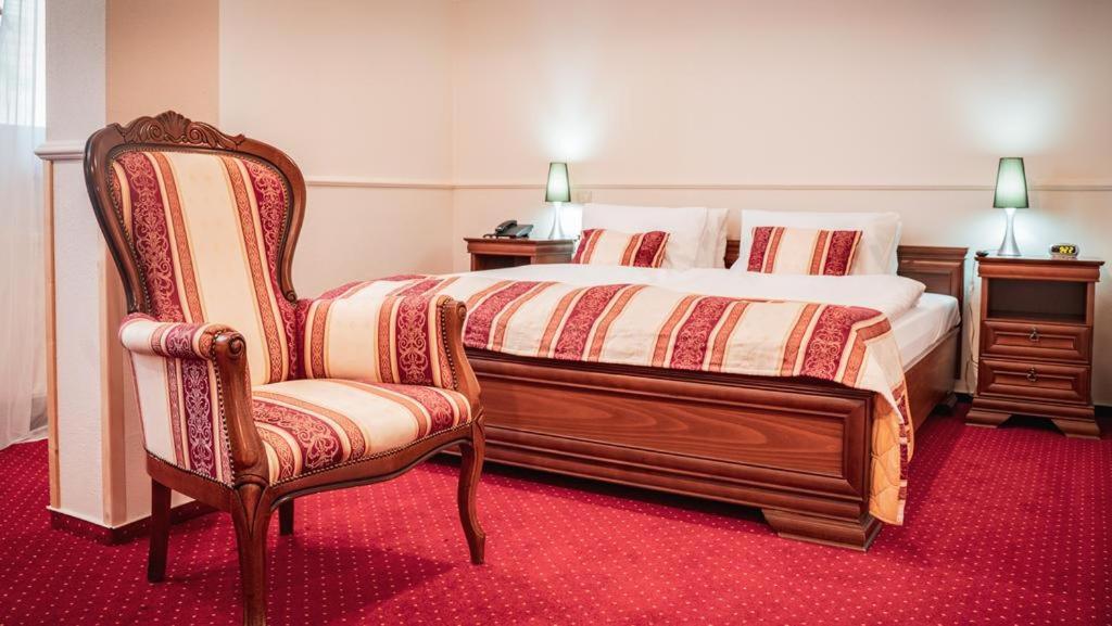 Hotel Capital With Private Wellness ニトラ エクステリア 写真