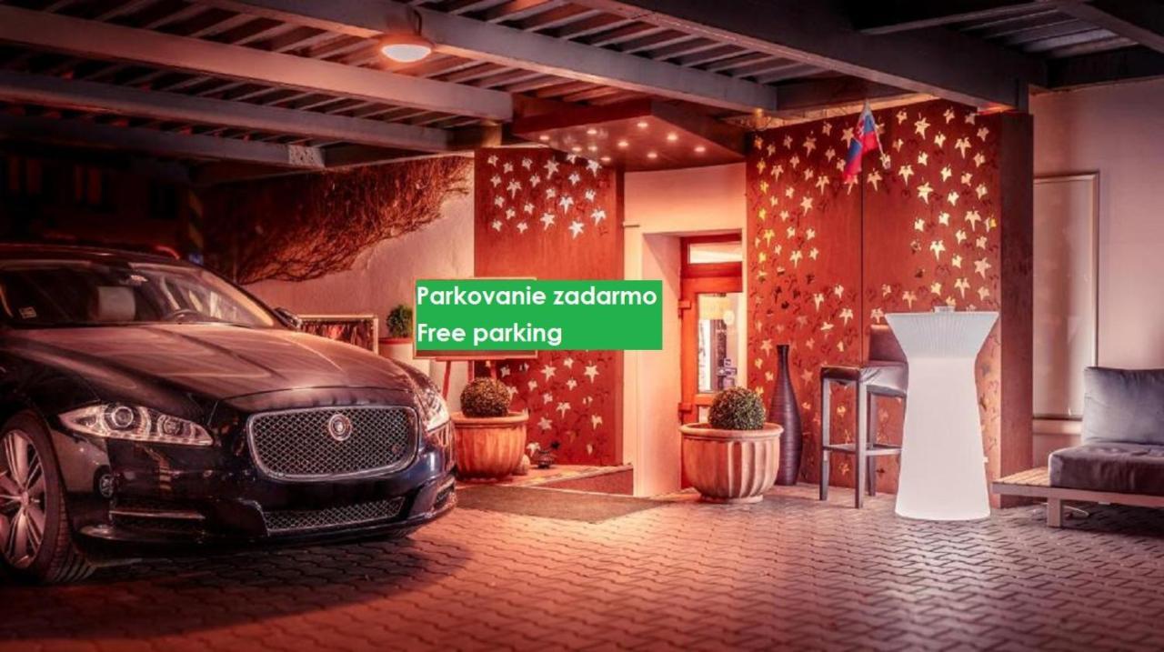 Hotel Capital With Private Wellness ニトラ エクステリア 写真