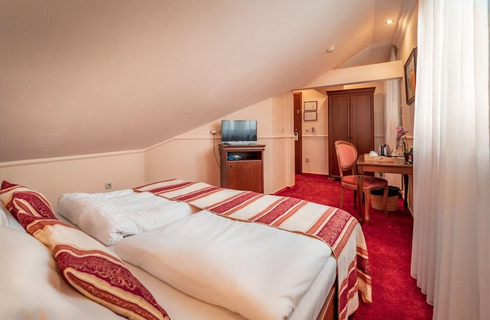 Hotel Capital With Private Wellness ニトラ エクステリア 写真