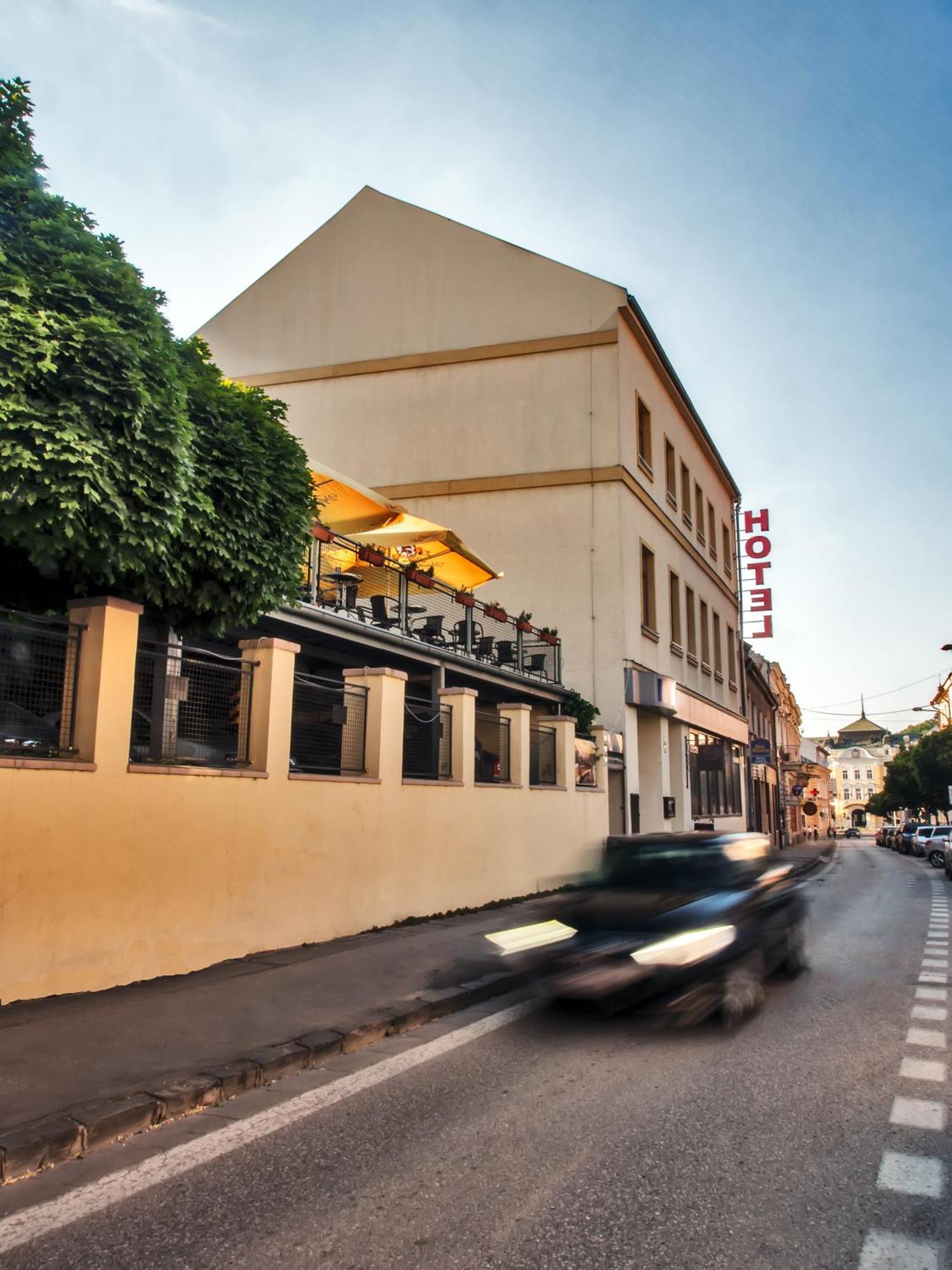 Hotel Capital With Private Wellness ニトラ エクステリア 写真