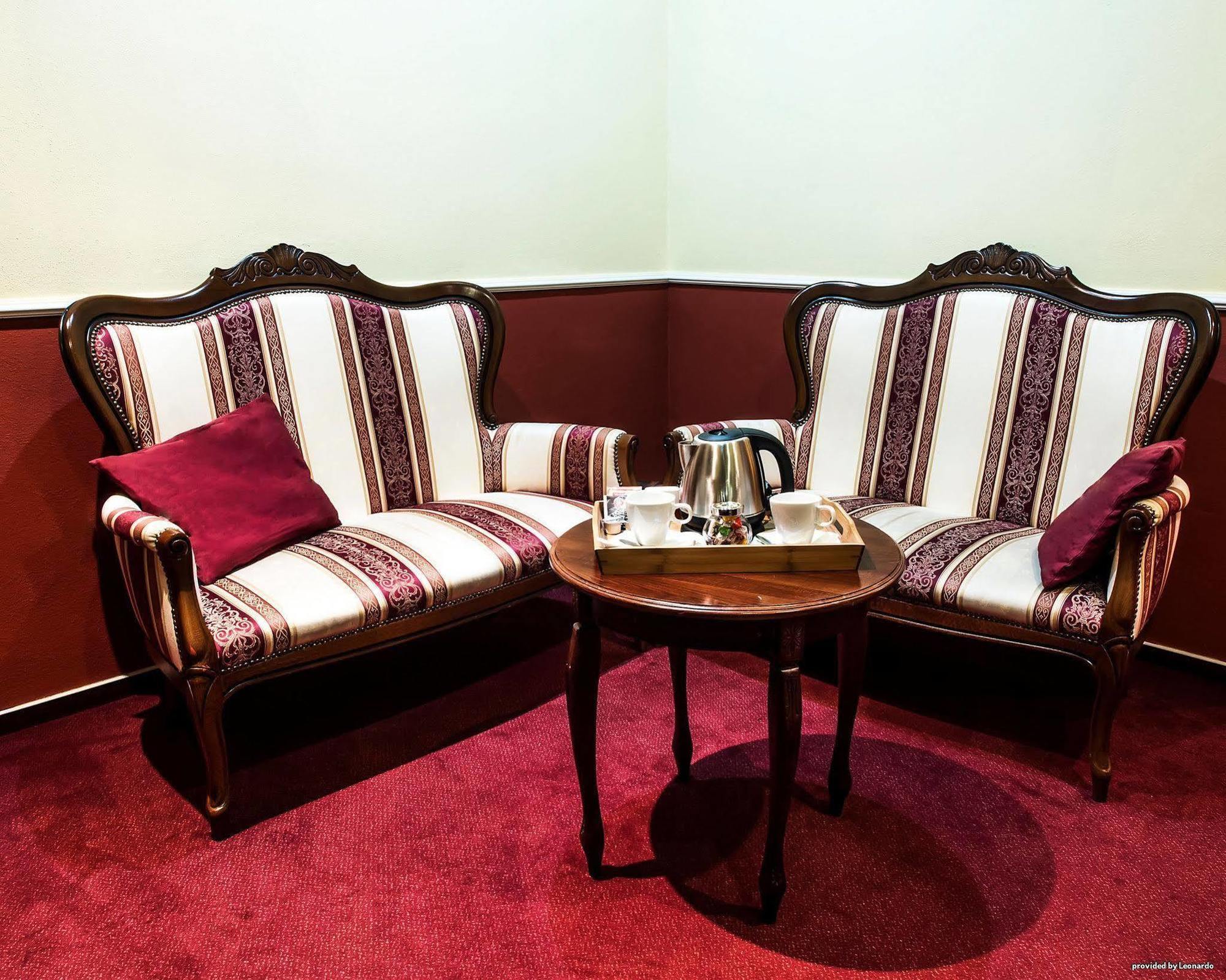 Hotel Capital With Private Wellness ニトラ エクステリア 写真