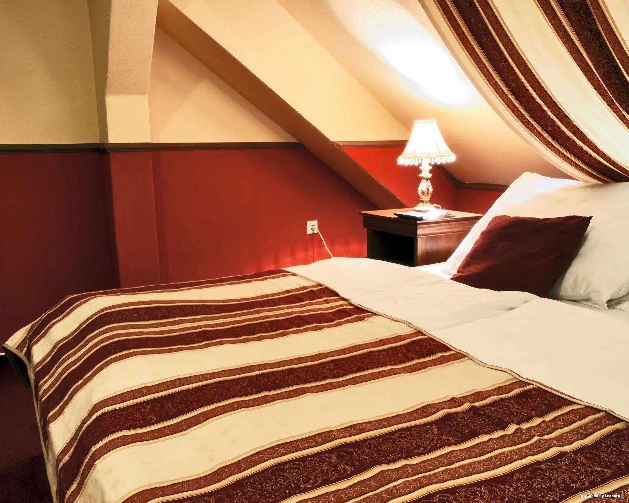 Hotel Capital With Private Wellness ニトラ エクステリア 写真