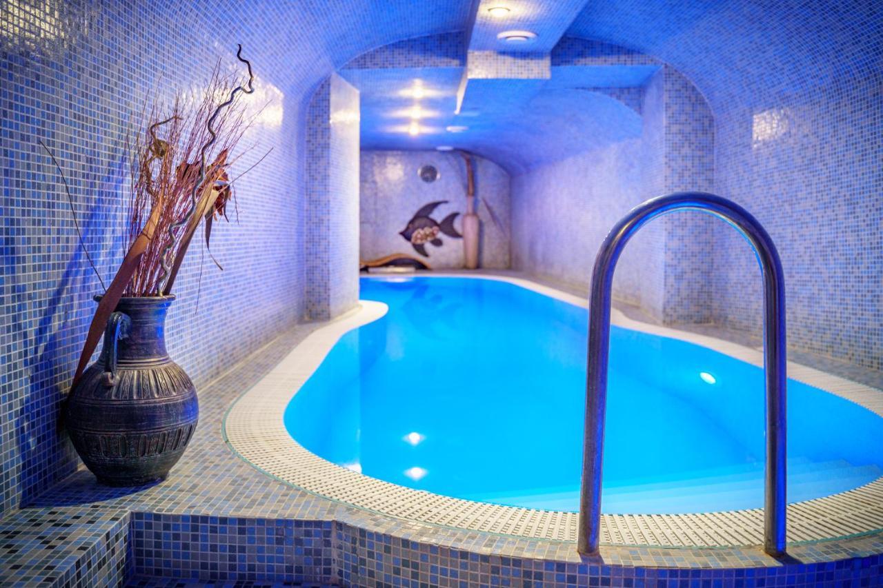 Hotel Capital With Private Wellness ニトラ エクステリア 写真