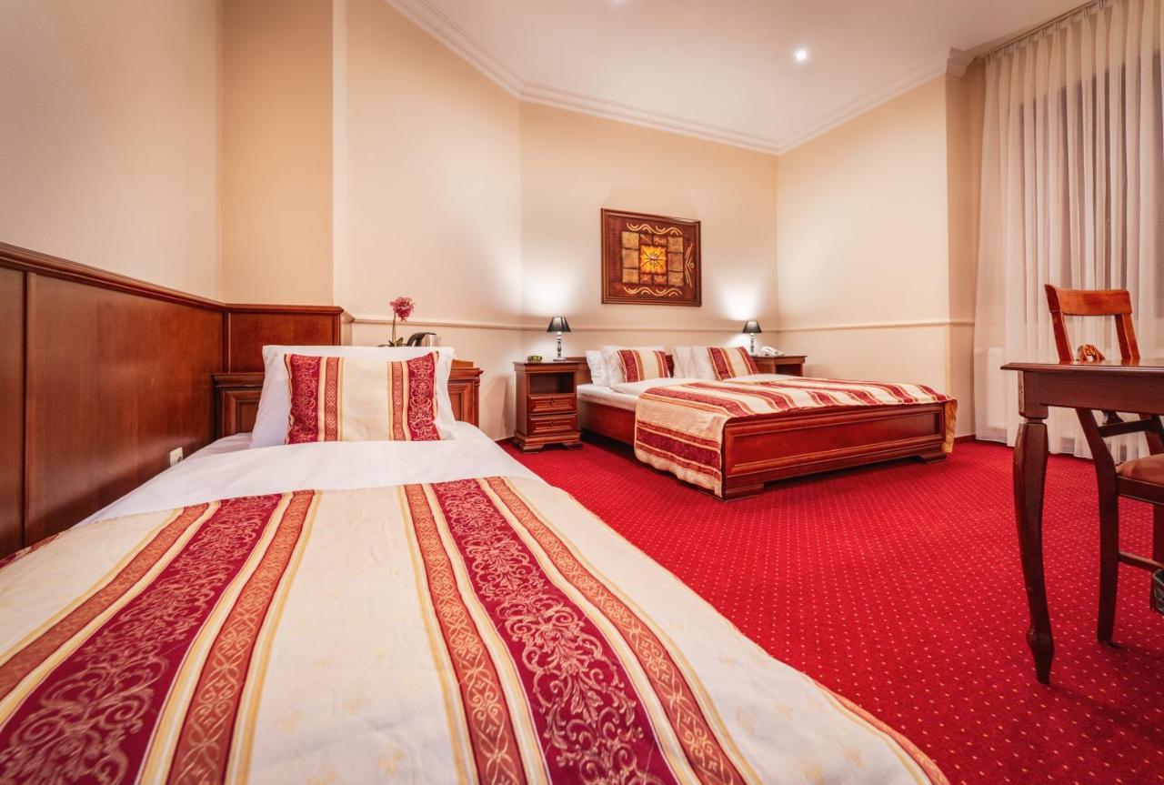 Hotel Capital With Private Wellness ニトラ エクステリア 写真