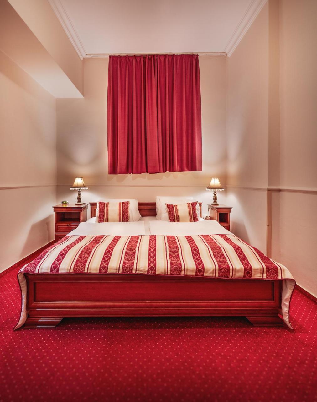 Hotel Capital With Private Wellness ニトラ エクステリア 写真