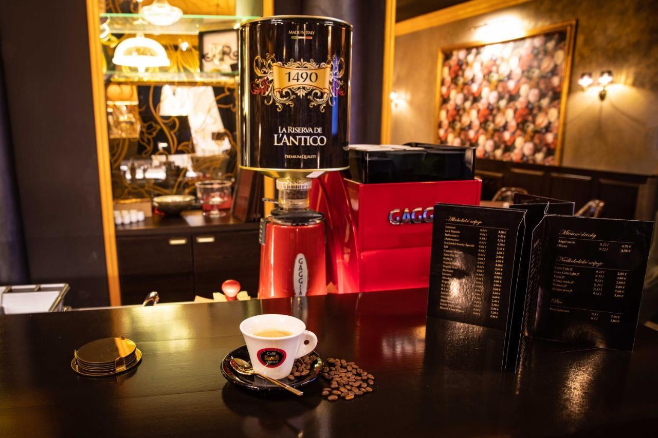Hotel Capital With Private Wellness ニトラ エクステリア 写真