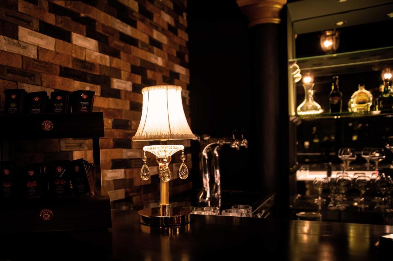 Hotel Capital With Private Wellness ニトラ エクステリア 写真