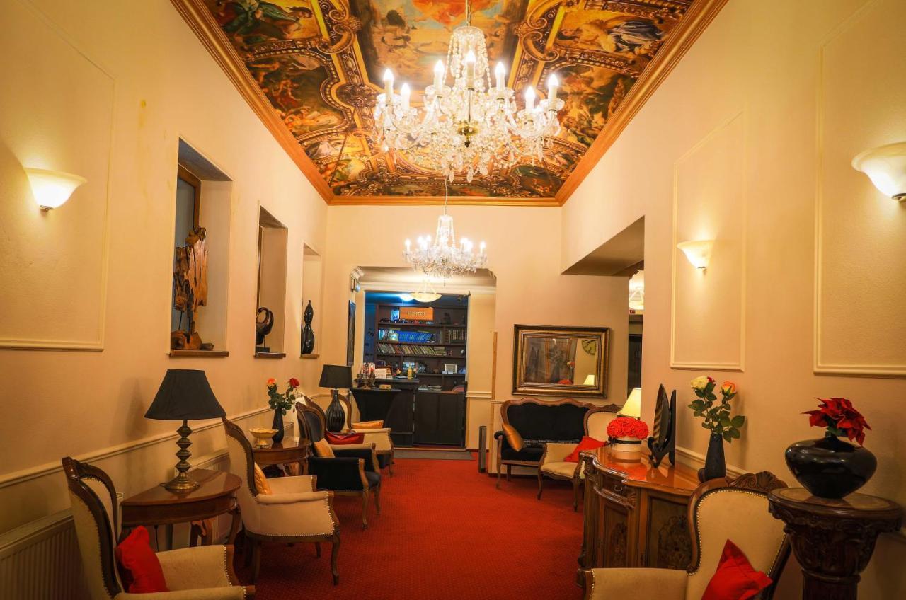 Hotel Capital With Private Wellness ニトラ エクステリア 写真